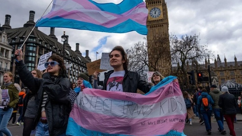 Multitudinaria manifestación en Londres en defensa de los derechos trans tras fallo judicial