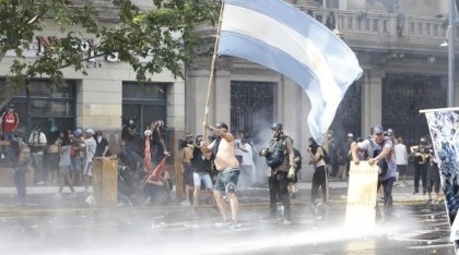 CGT y CTA marcharon contra la reforma laboral y hubo incidentes entre la policía y manifestantes